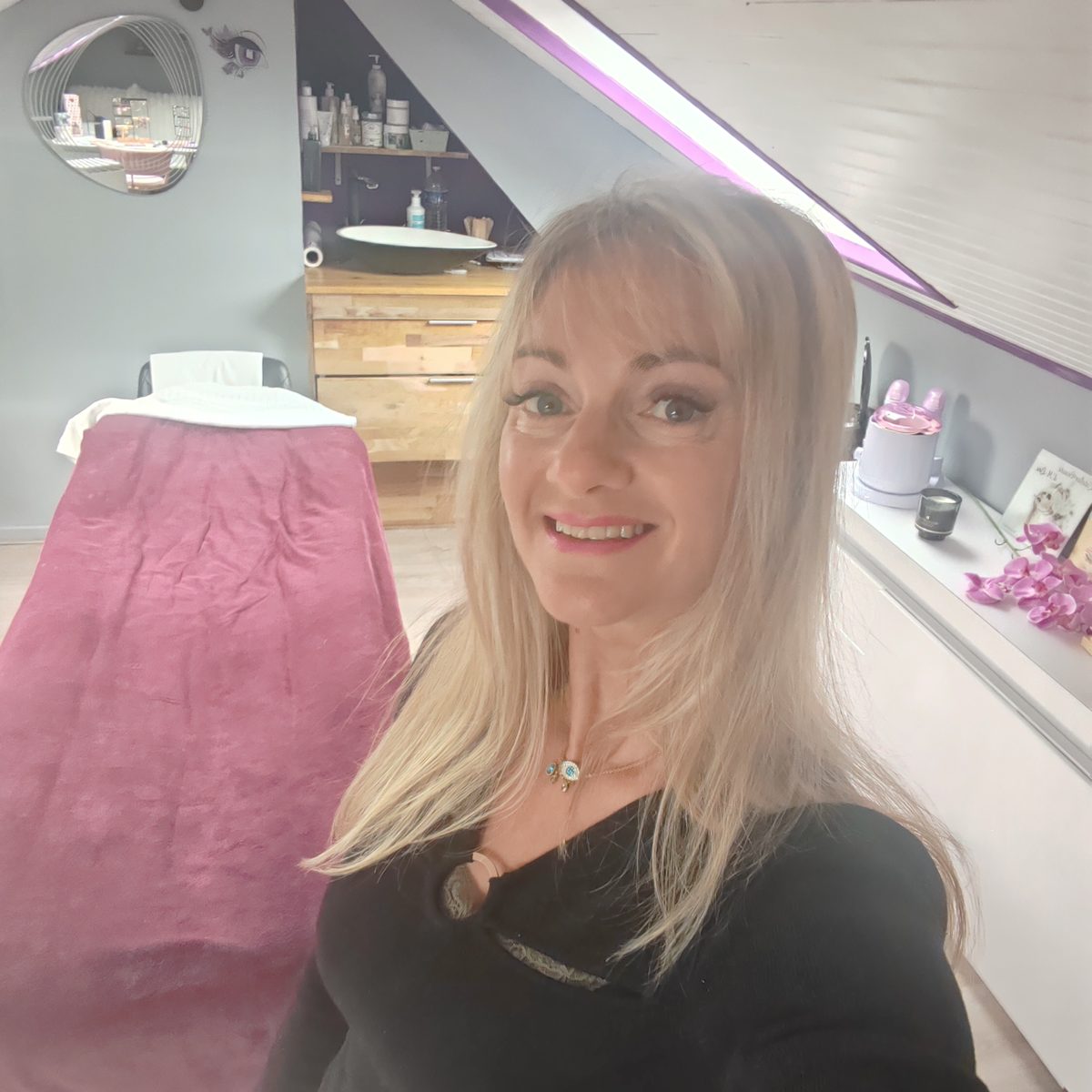 Emeline dans son atelier de soins